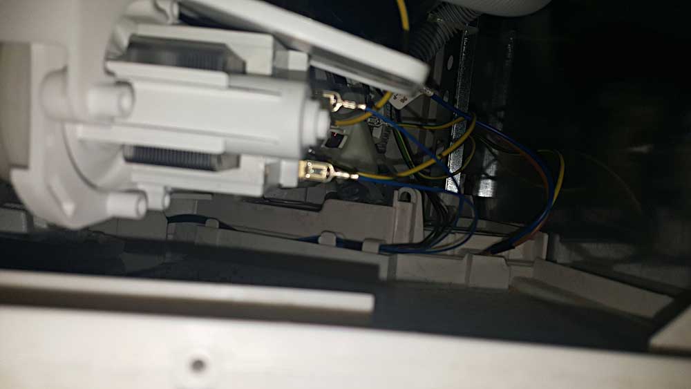 Zanussi ZDT12011FA Zieht kein Wasser / Bodenwanne läuft voll