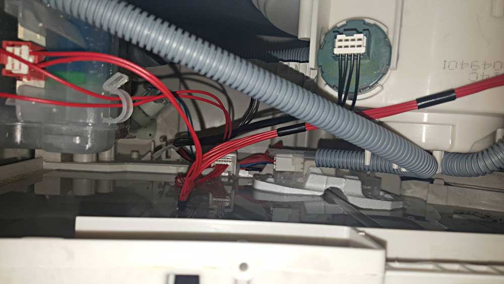 Zanussi ZDT12011FA Zieht kein Wasser / Bodenwanne läuft voll