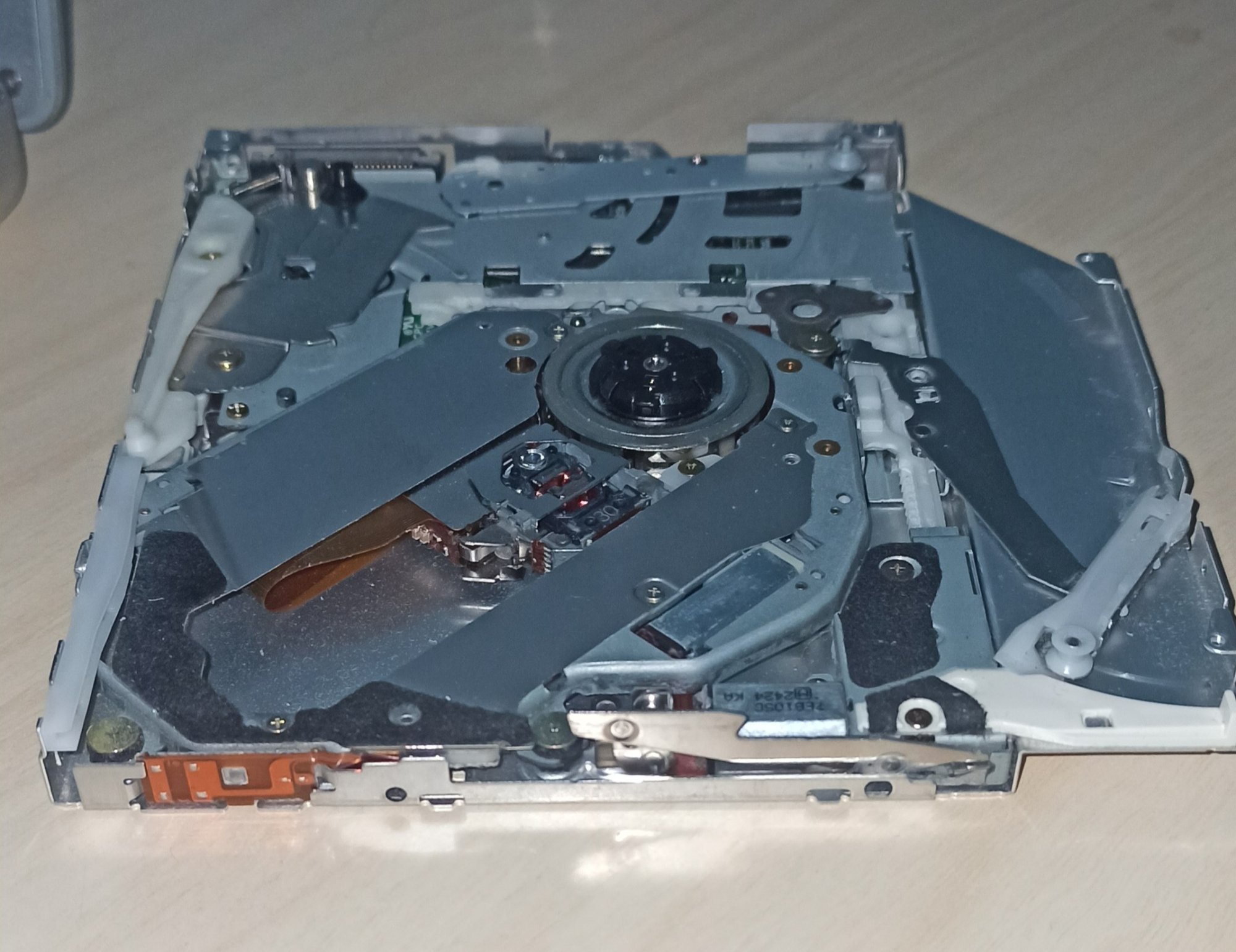 Slot load drive disc ejecting/inserting problem (UJ825C) MacRumors