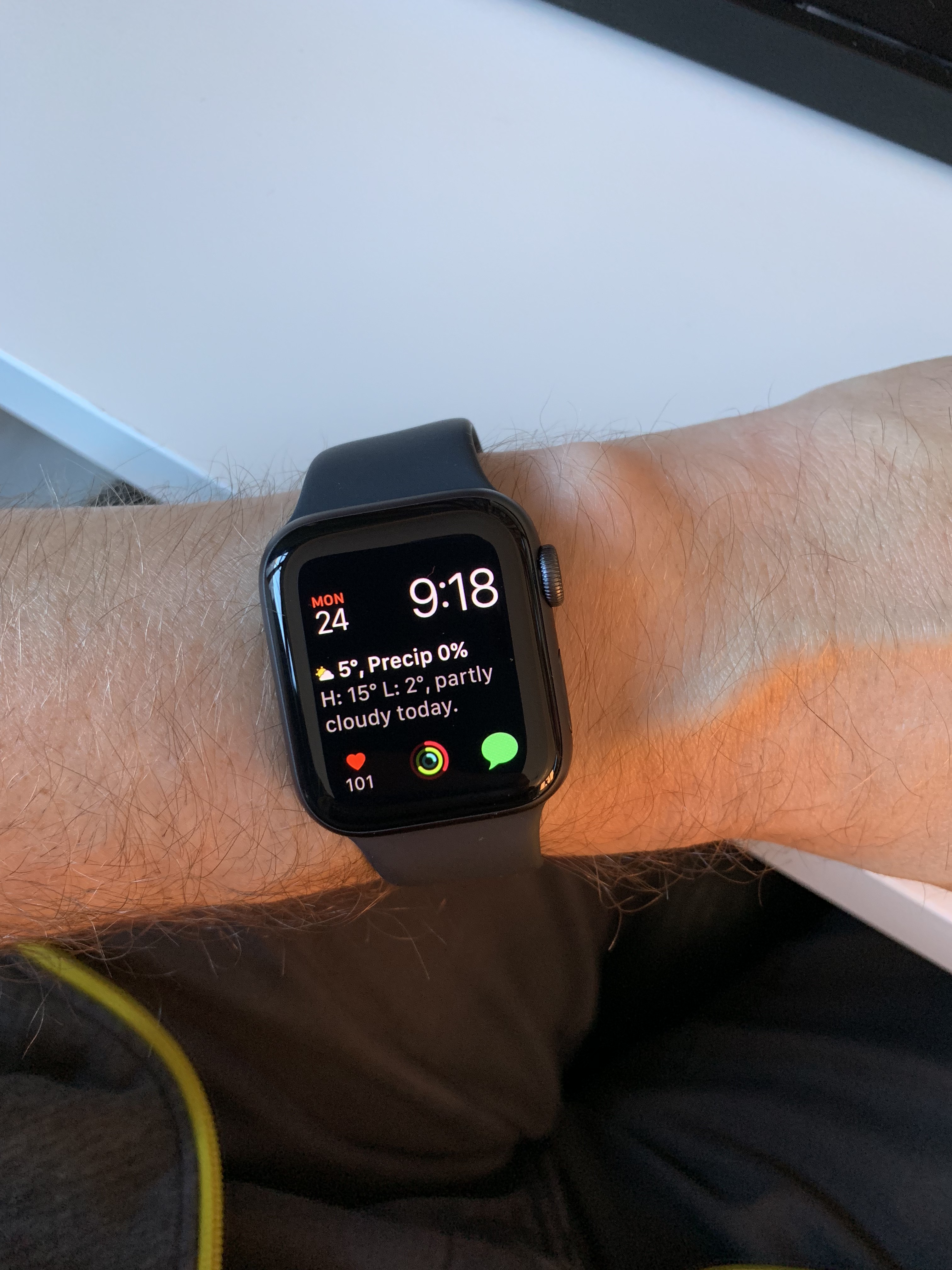 新しい Apple Watch 40 Vs 44 On Wrist じゃバルが目