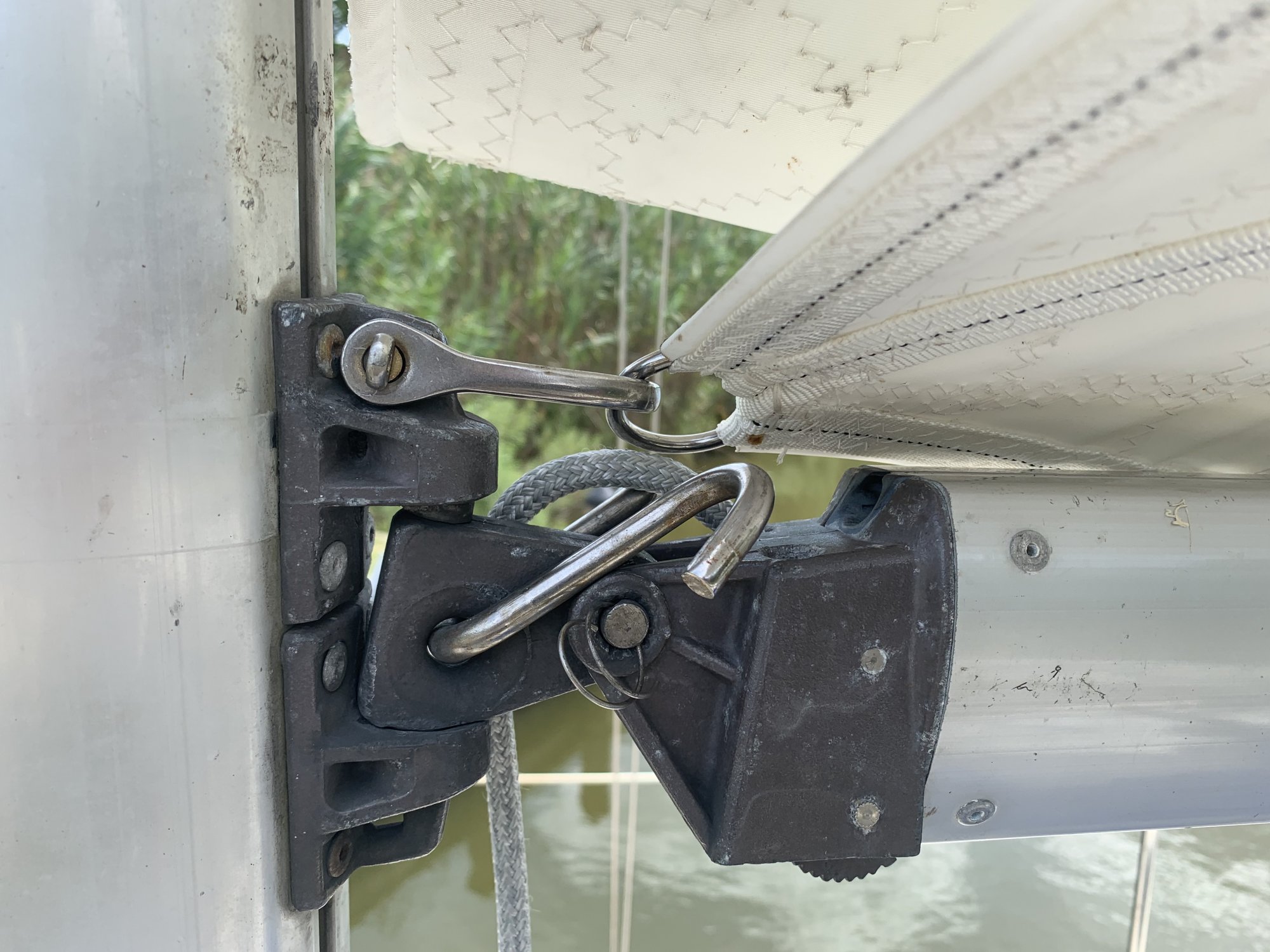 How to rig outhaul (and the rest) on O'Day 272? The manual doesn't show