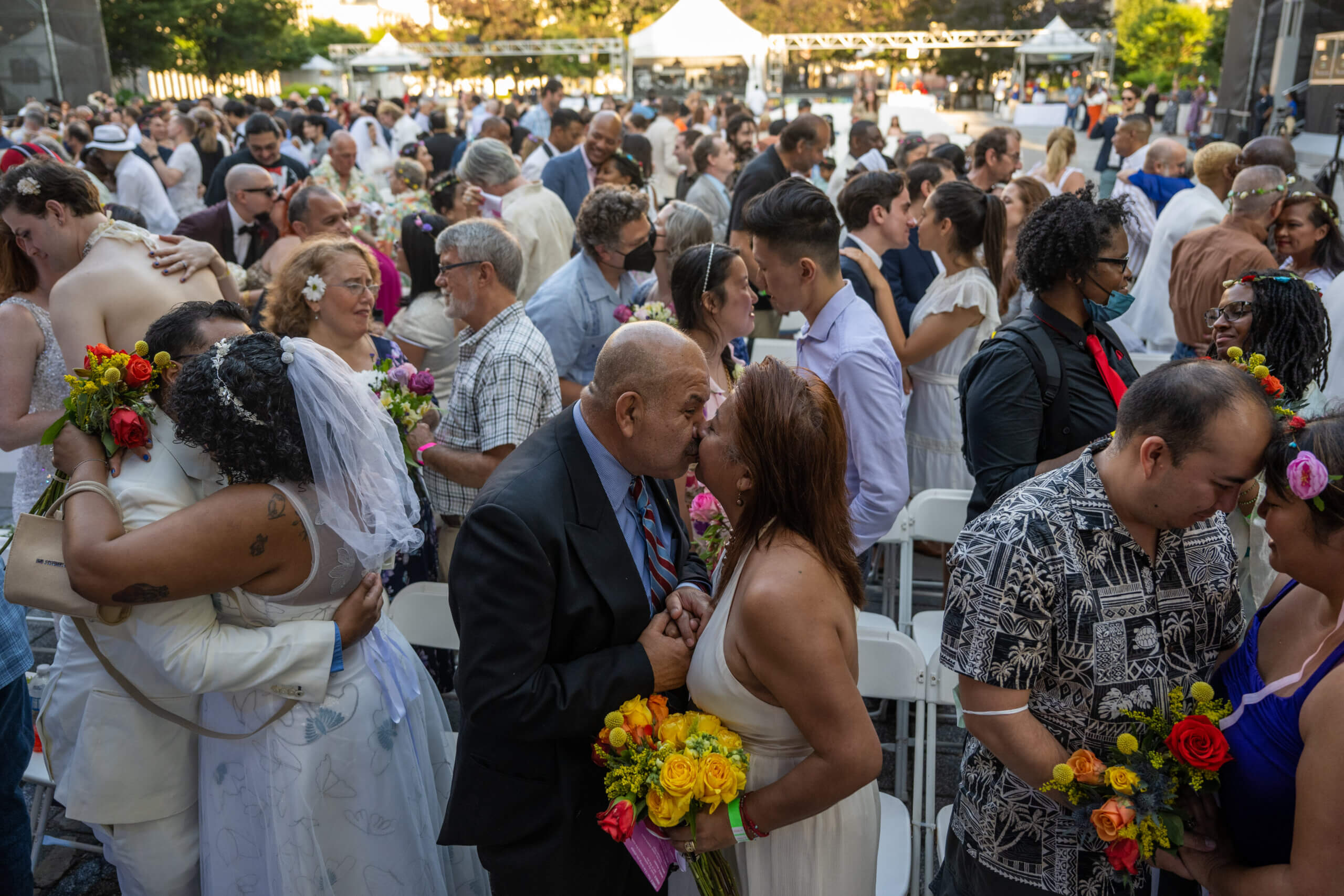 A priest, a rabbi and an imam walked into a wedding — for 500 couples