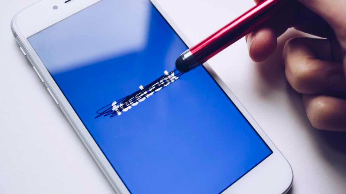 Facebook announced its purchase of whatsapp in 2014, and at the time it promised that the platforms would be kept separate. Are Facebook And Twitter Getting Banned In India? - Fossbytes