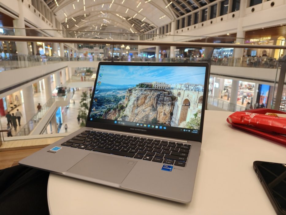 Image of the design of the Asus Expertbook p1