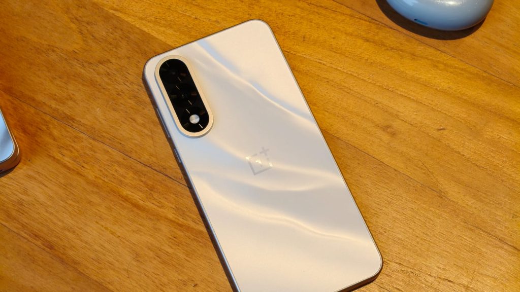 Image of the back design of the OnePlus Nord 5