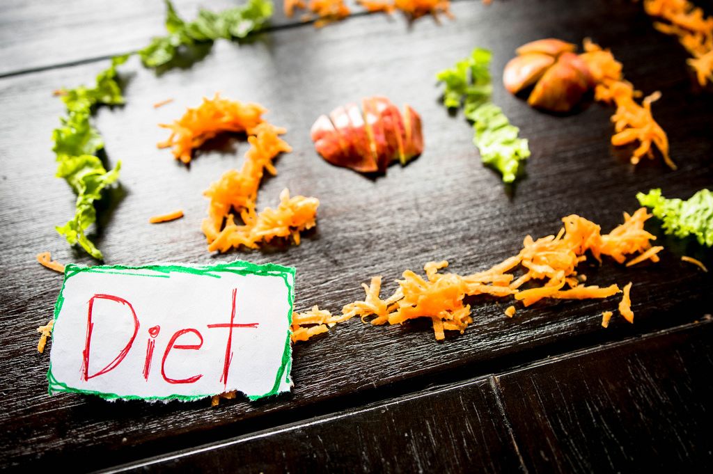 Components of food during the dietapples and water with measuring tape