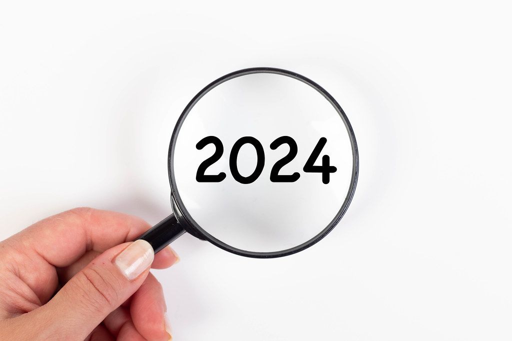 2024 unter Vergrößerungsglas mit weißer Hintergrund Creative Commons