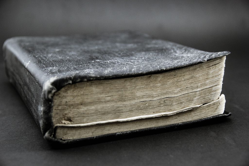 A Dusty Old Book Creative Commons Bilder