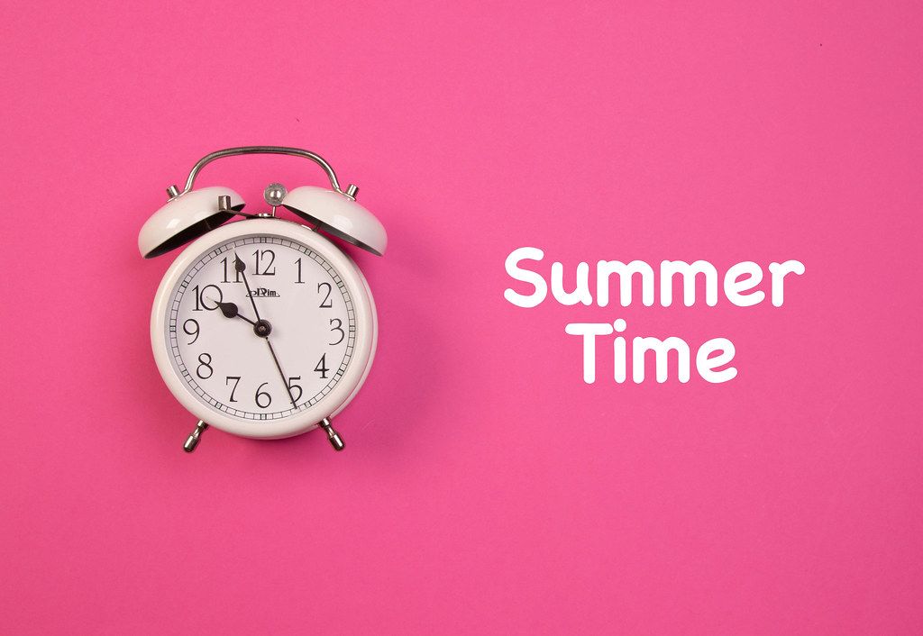 Alarm clock with Summer Time text Creative Commons Bilder