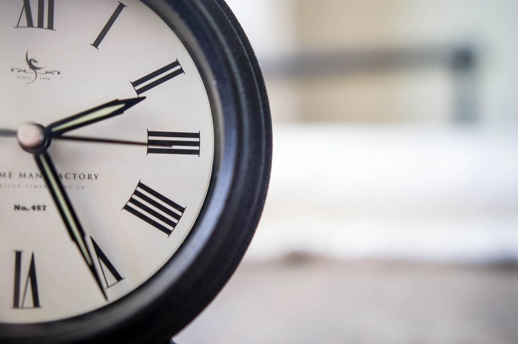 Alarm clock with Last minute deals text Creative Commons Bilder