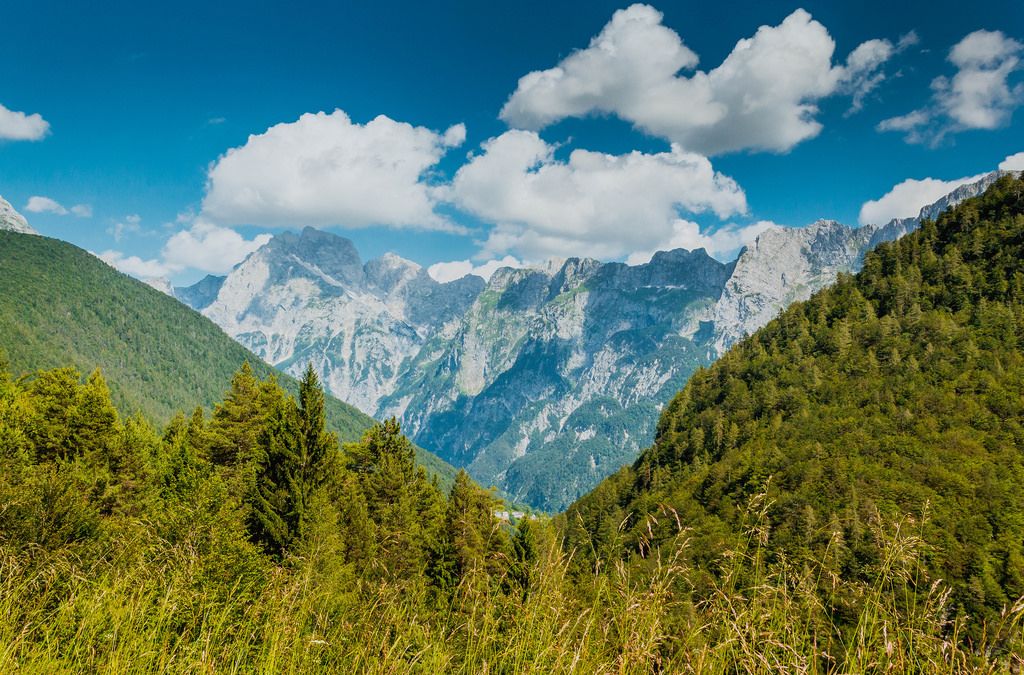 Wooden mountain chalet in the alps in winter Creative Commons Bilder