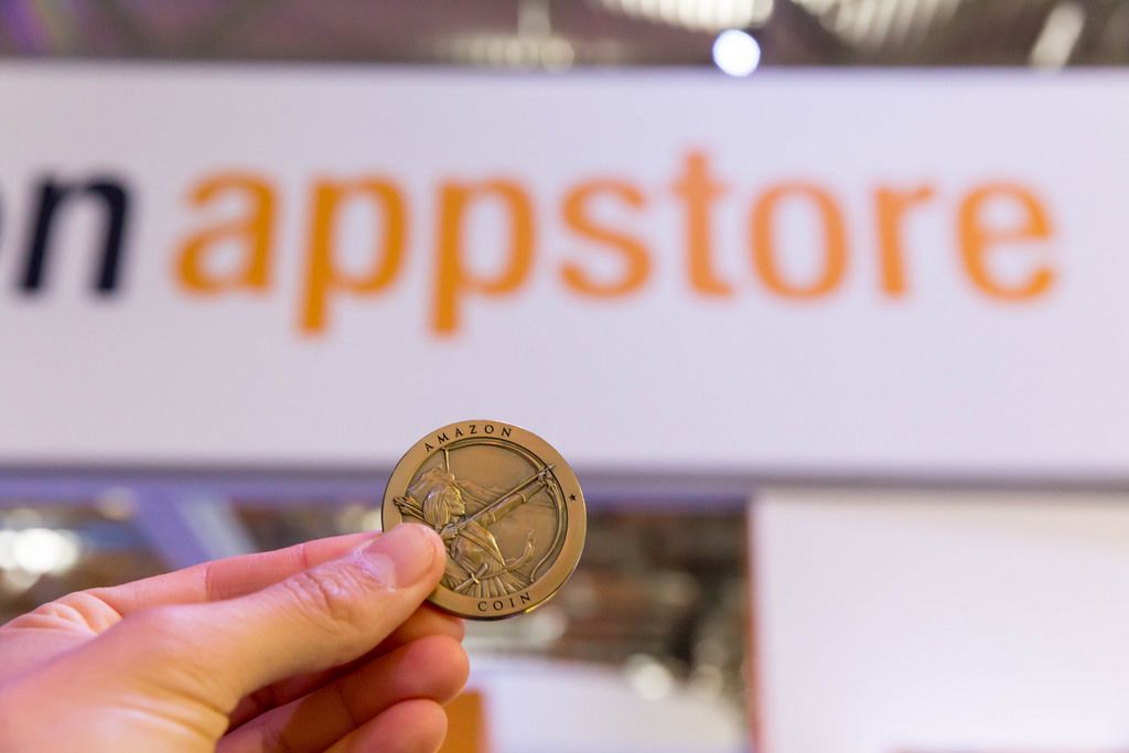 Ein Amazon Paket zum Black Friday Creative Commons Bilder