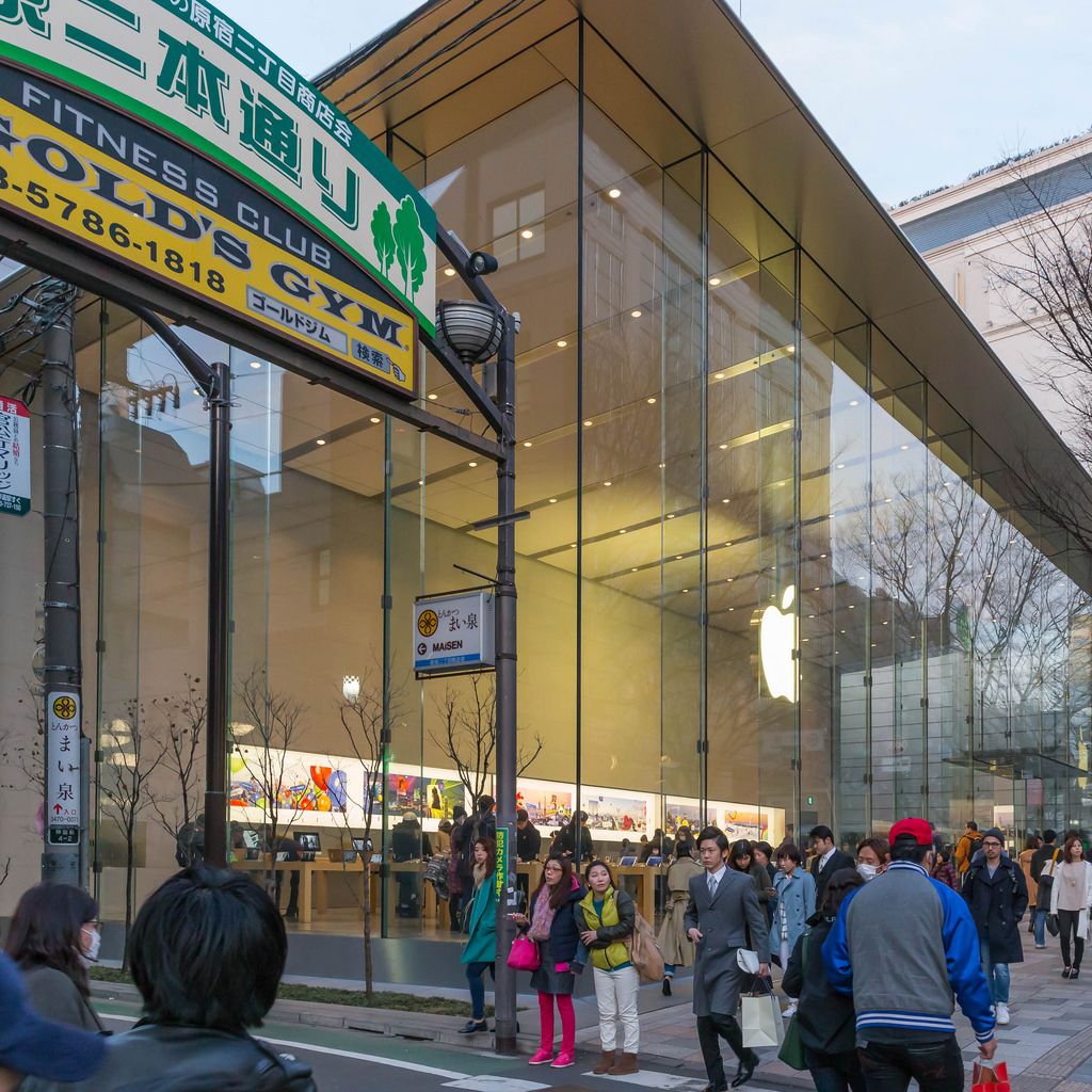 People lining up in front of the Apple Store iPhone X release