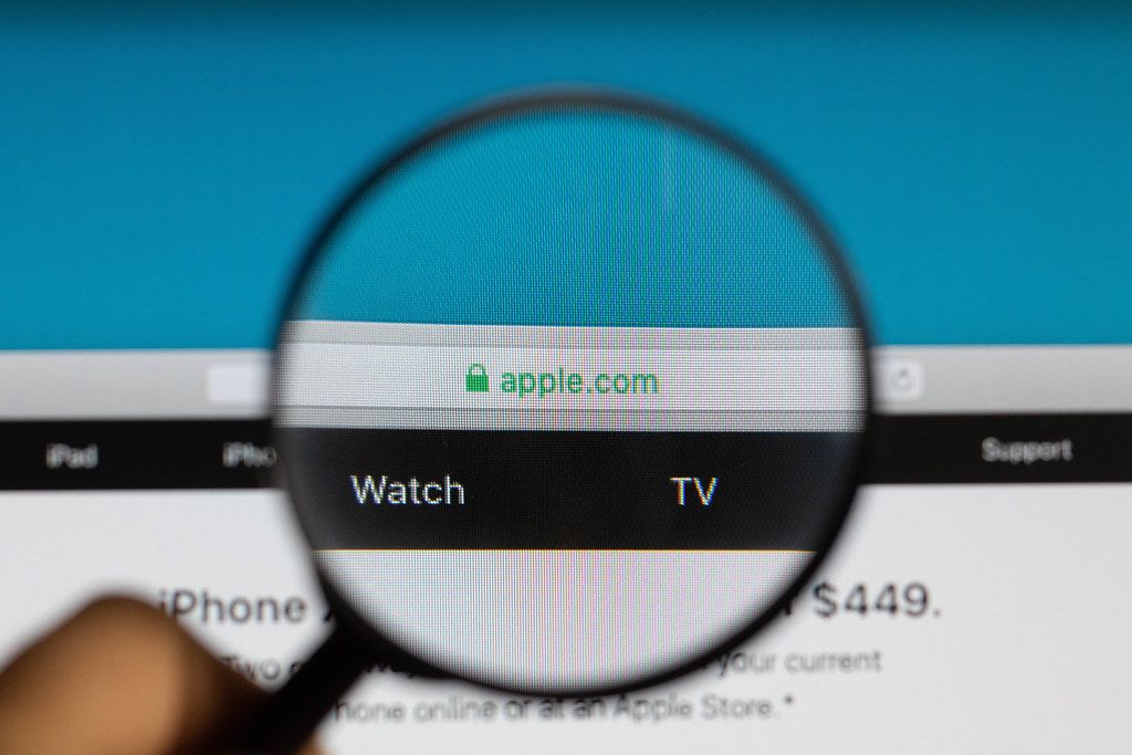Apple website under magnifying glass Creative Commons Bilder