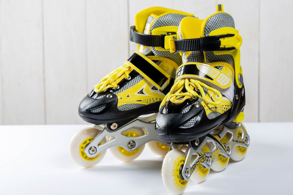 Baby yellowblack roller skates Creative Commons Bilder