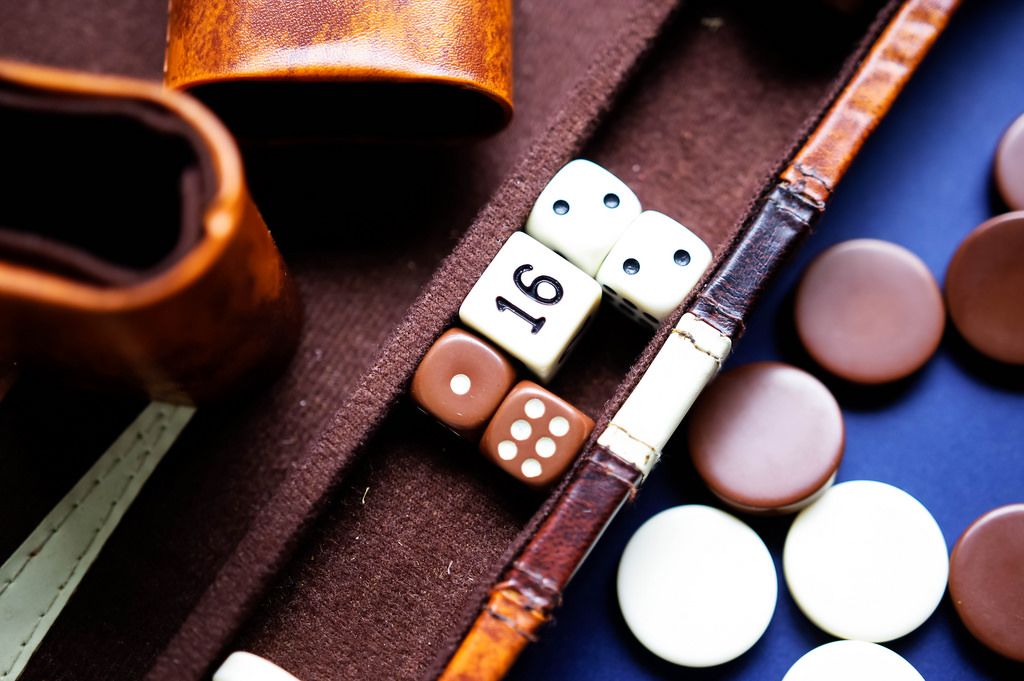 Ein Backgammon Verdoppelwürfel auf dem Spielbrett - Creative Commons Bilder
