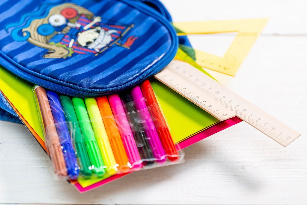 Backpack with school supplies Creative Commons Bilder