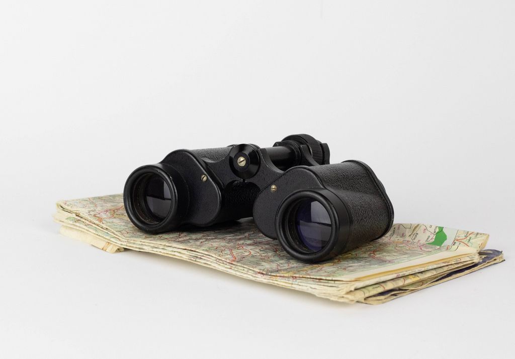 Binoculars on the old map Creative Commons Bilder