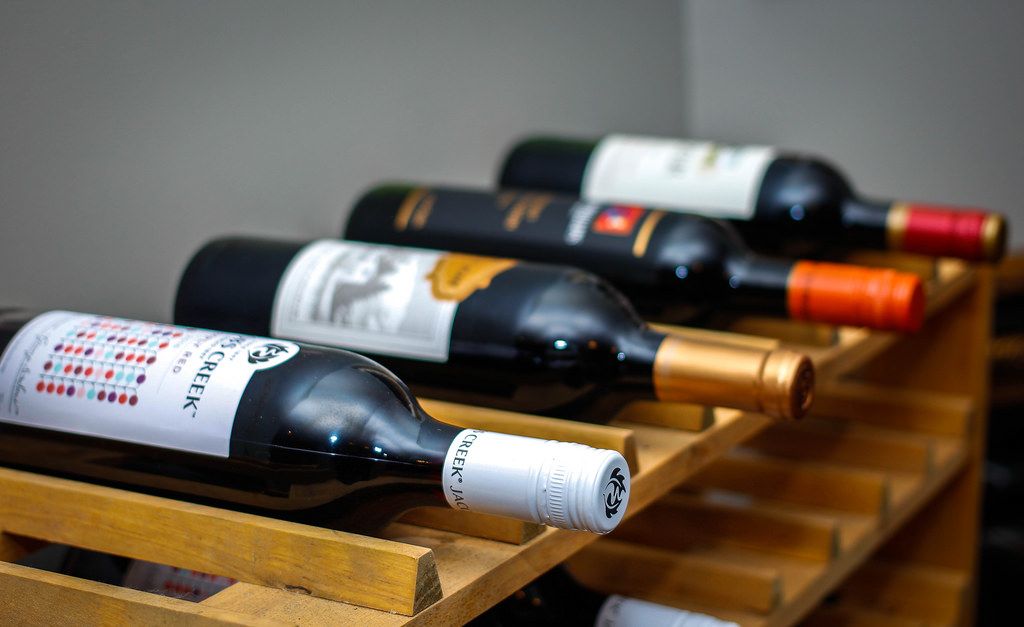 Bottles of Red Wine Creative Commons Bilder