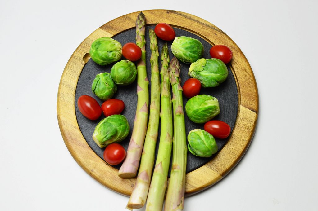 Brussels sprouts, cherry tomatoes and asparagus Creative Commons Bilder