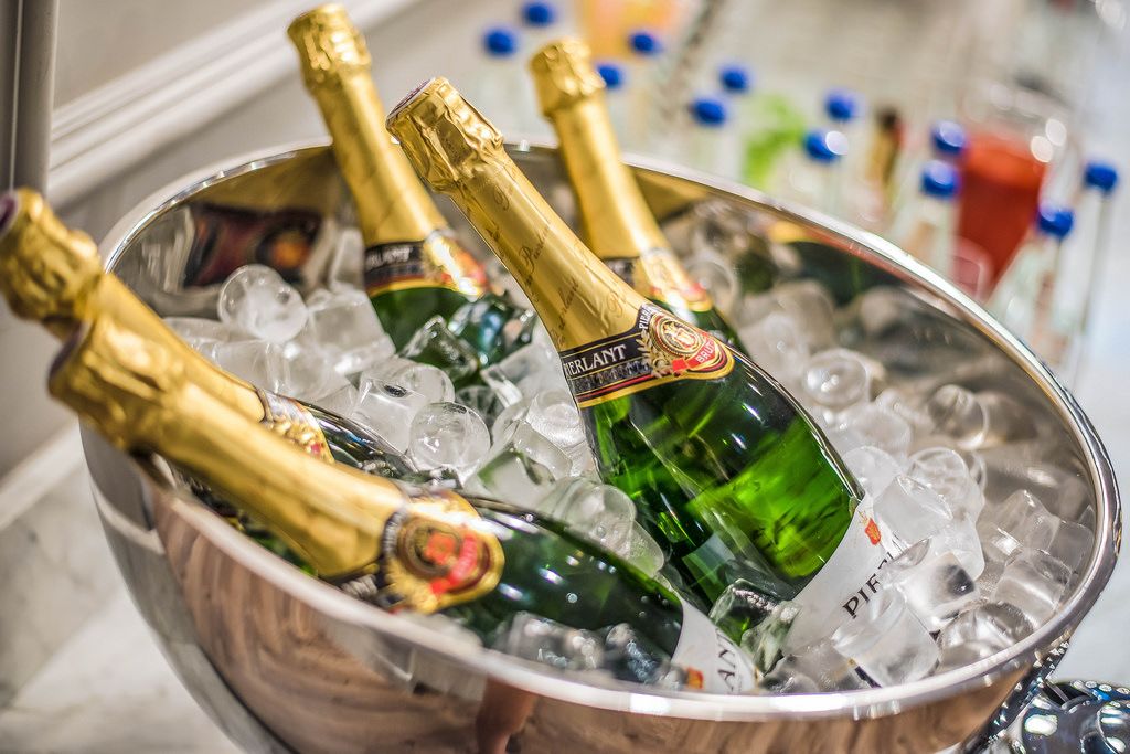 Filling Champagne Glasses Creative Commons Bilder