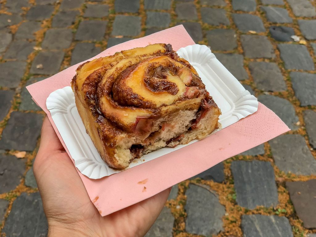 Cinnamon buns with icing in Moscow Creative Commons Bilder
