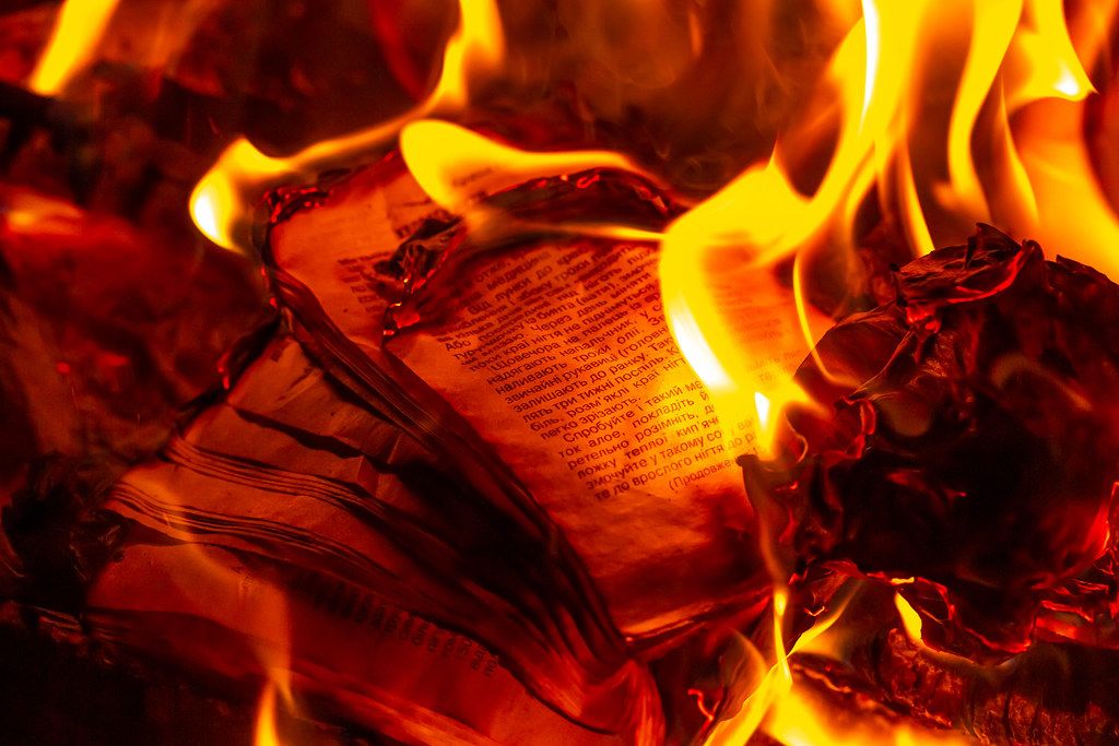 Burning book in the fire (Flip 2020) Creative Commons Bilder