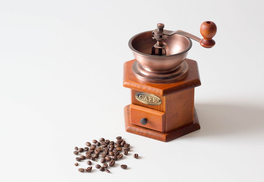 Red toy mill on white background (Flip 2019) Creative Commons Bilder