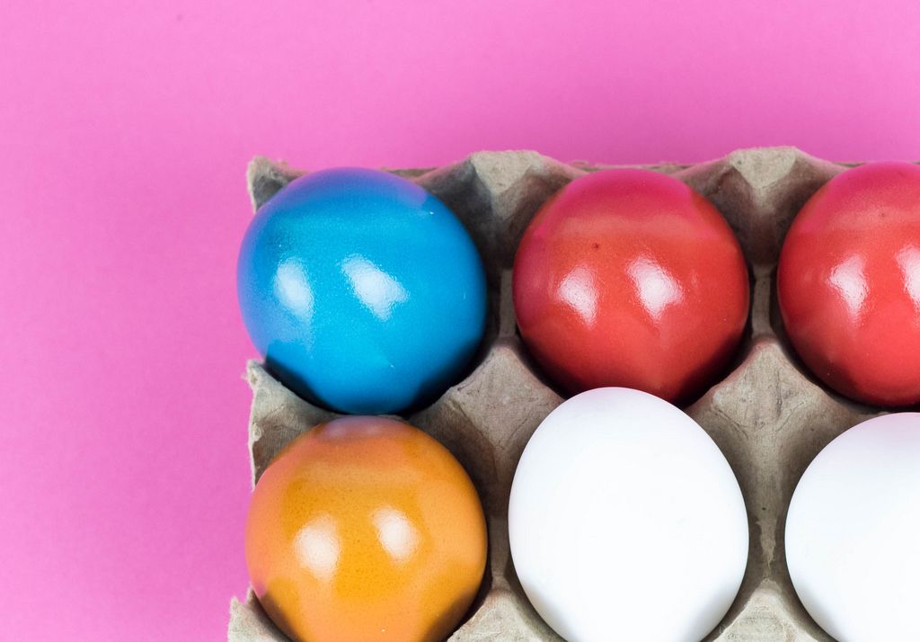 Hand painted egg in a basket Creative Commons Bilder