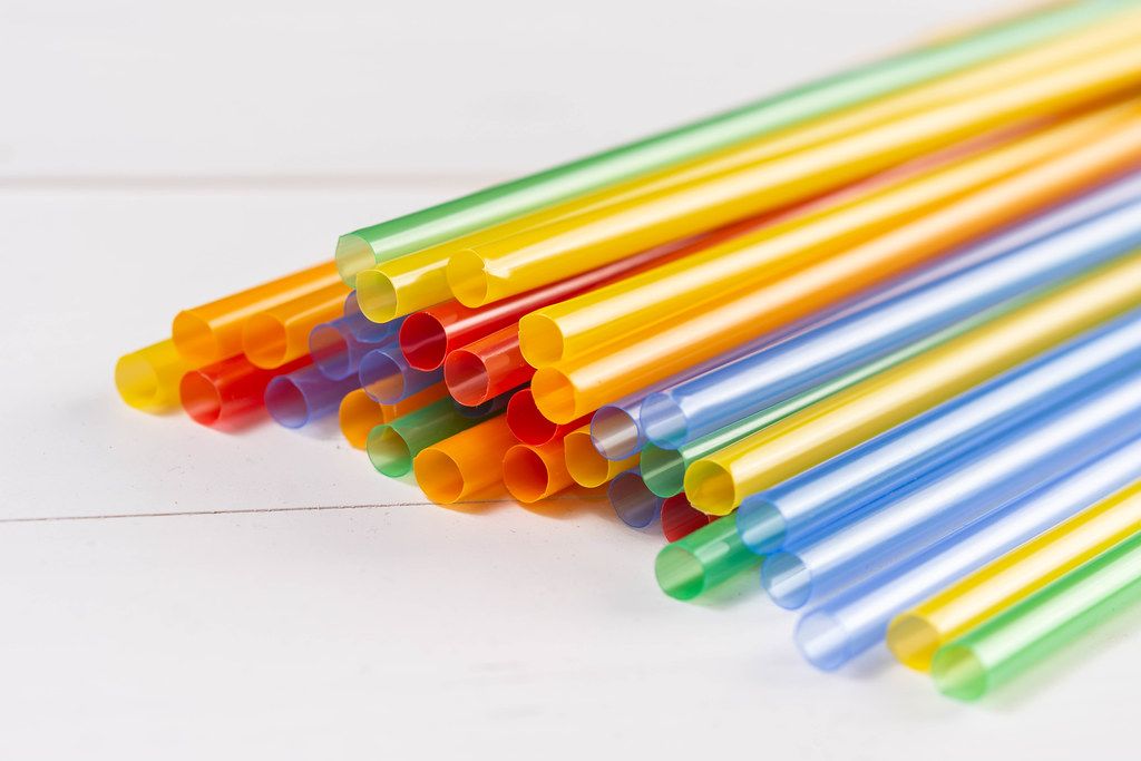 Colored Plastic Straws for juice on the table Creative Commons Bilder