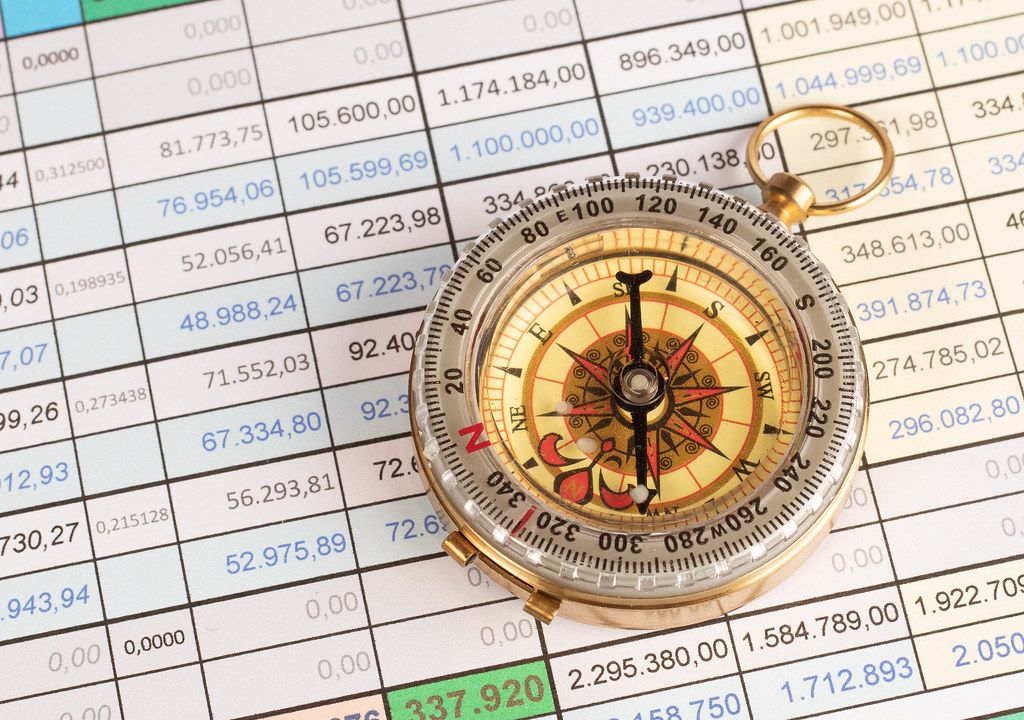 Compass on financial report Creative Commons Bilder