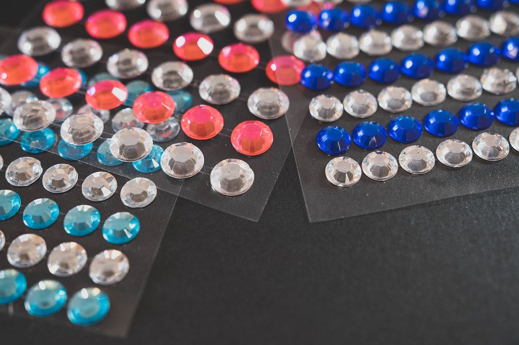 Pink and white rock candy on a black surface Creative Commons Bilder