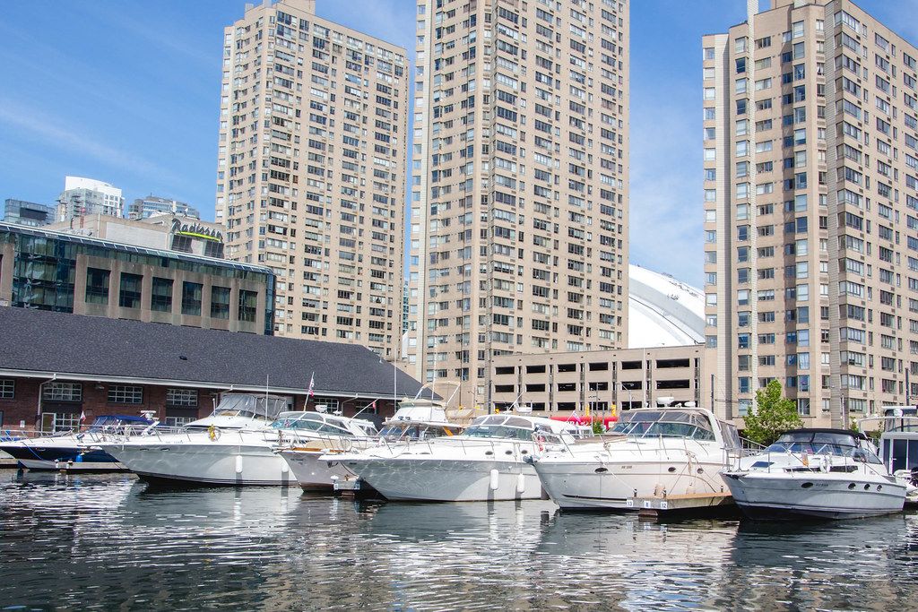 Downtown Marina with Boats Creative Commons Bilder