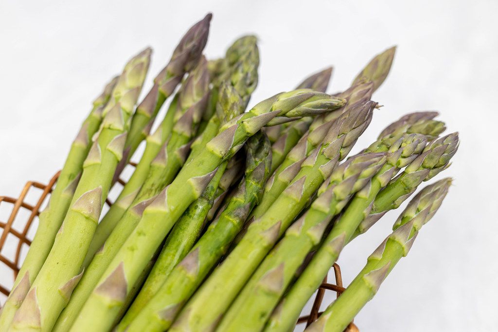 Fresh Asparagus in the basket with copy space Creative Commons Bilder
