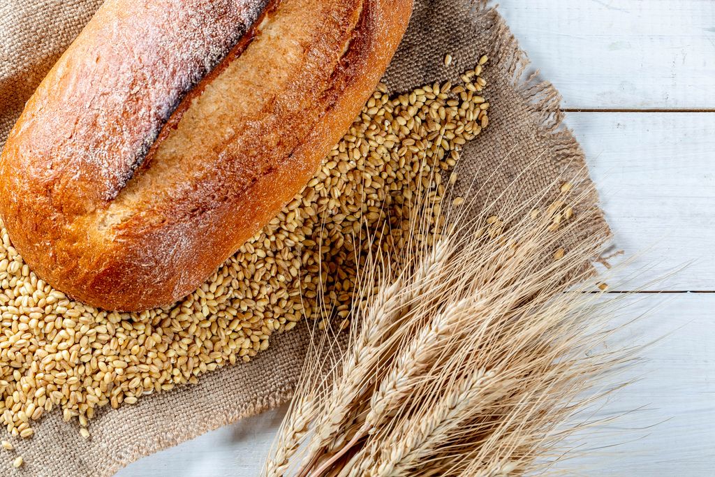 Fresh rye bread with spikelet and wheat Creative Commons Bilder
