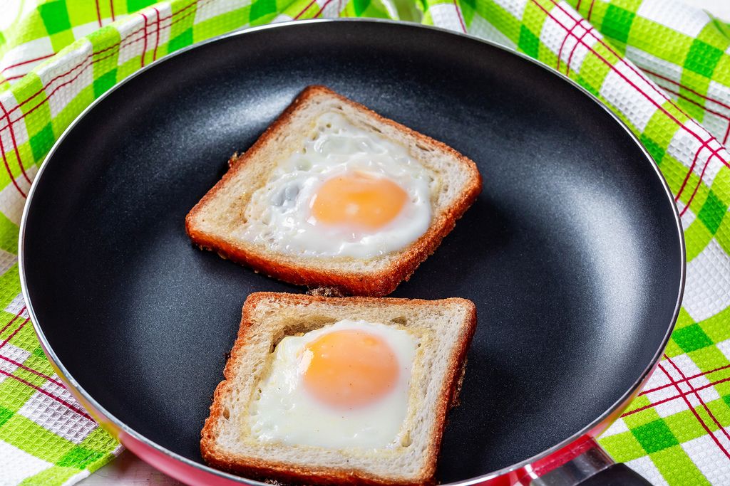 Top view, toast bread with egg and tomato slices Creative Commons Bilder