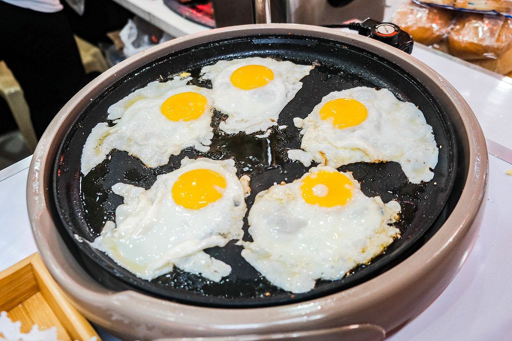 Fried eggs on electric fryer (Flip 2019) Creative Commons Bilder