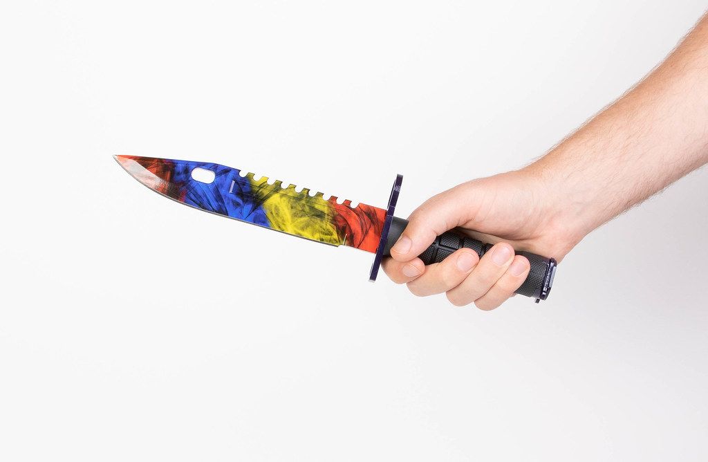 Hand holding Rambo knife Creative Commons Bilder