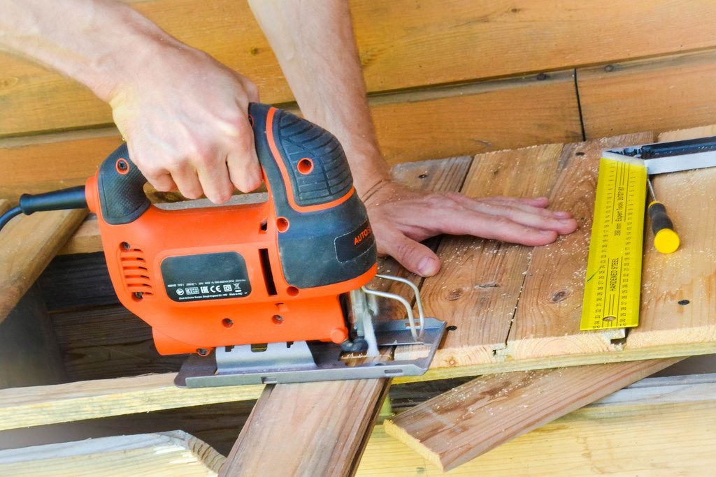 Handyman working with a jigsaw Creative Commons Bilder