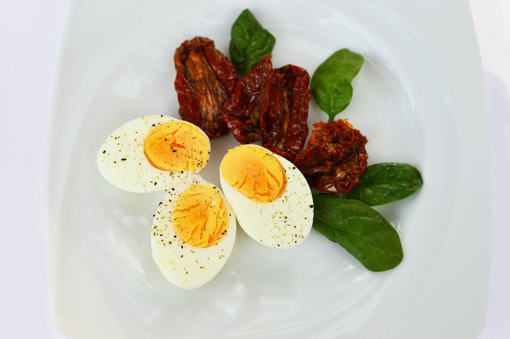 Hardboiled eggs with dried tomatoes Creative Commons Bilder