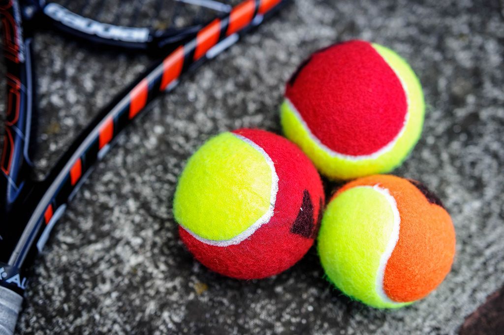 Three golf balls and a golf club Creative Commons Bilder