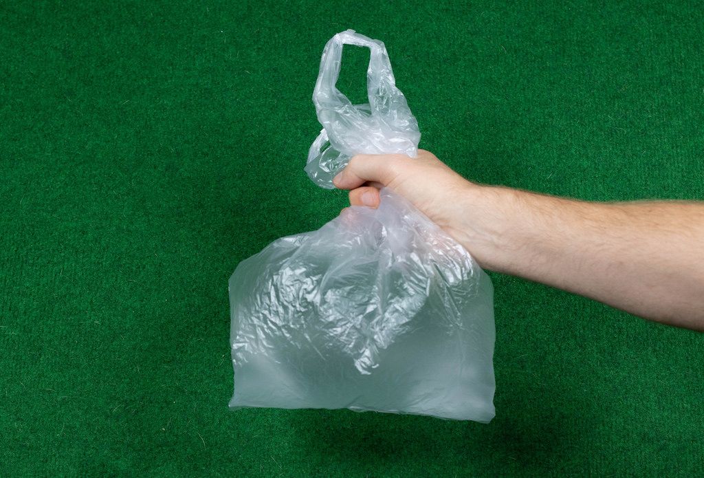 Man holding plastic shopping bag Creative Commons Bilder