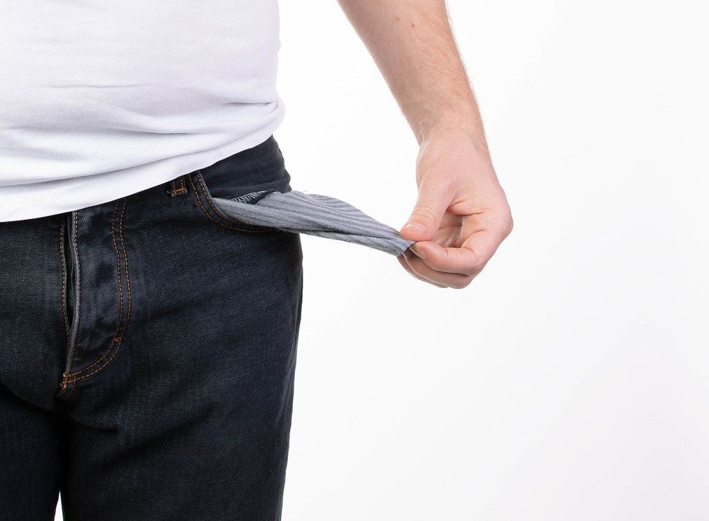 Man in jeans with empty pocket Creative Commons Bilder