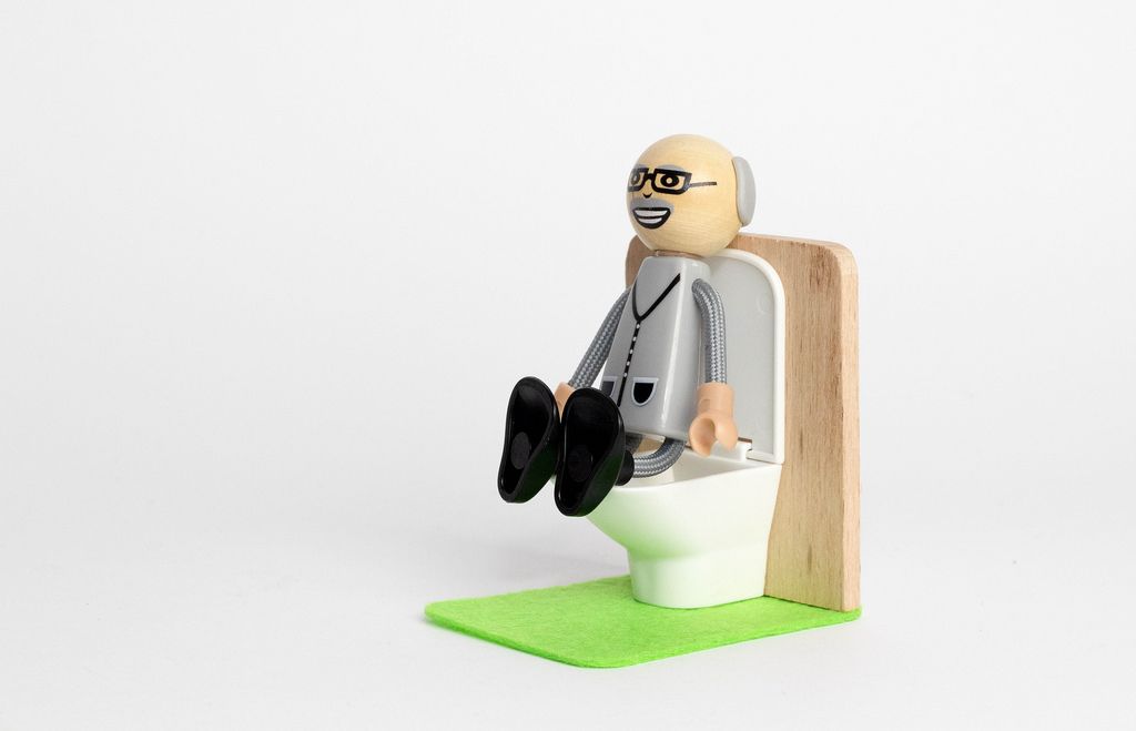 Man sitting on the toilet Creative Commons Bilder