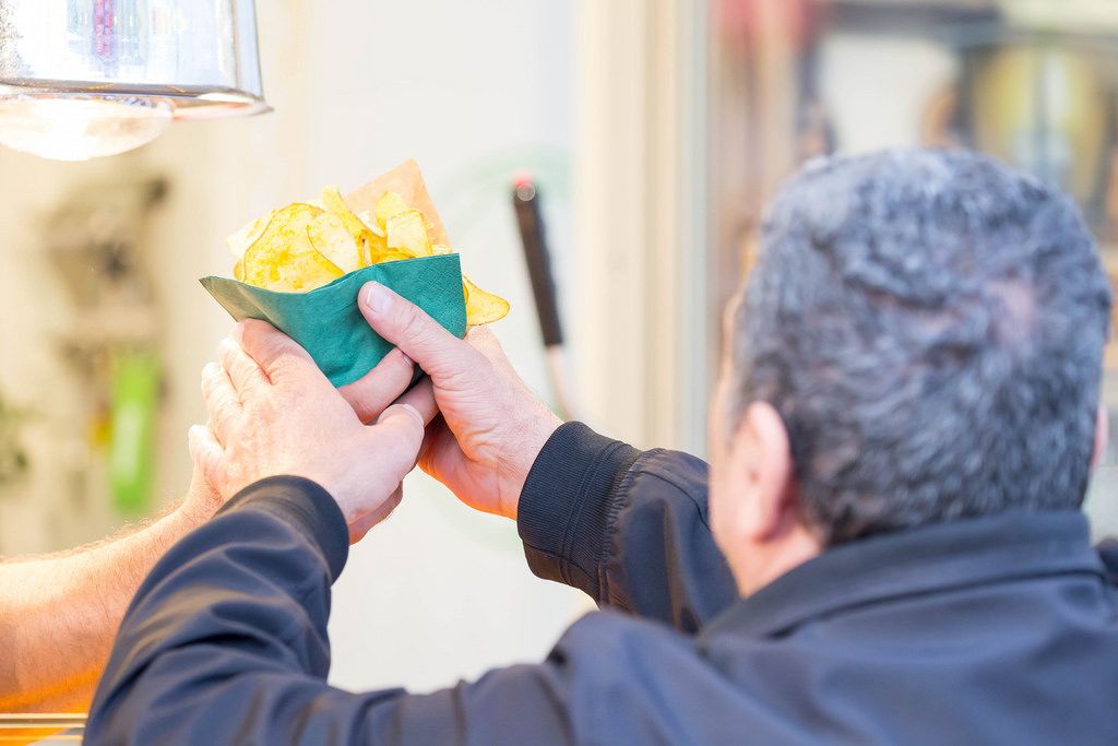 Man with a chicken hat Oktoberfest 2017 Creative Commons Bilder