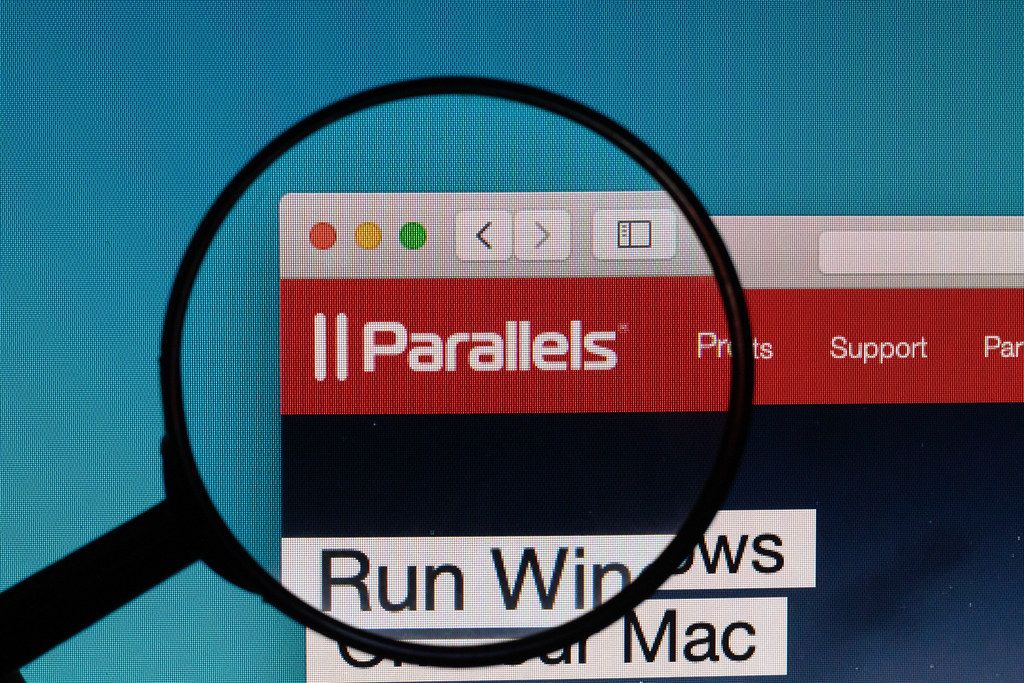 Parallels logo under magnifying glass Creative Commons Bilder