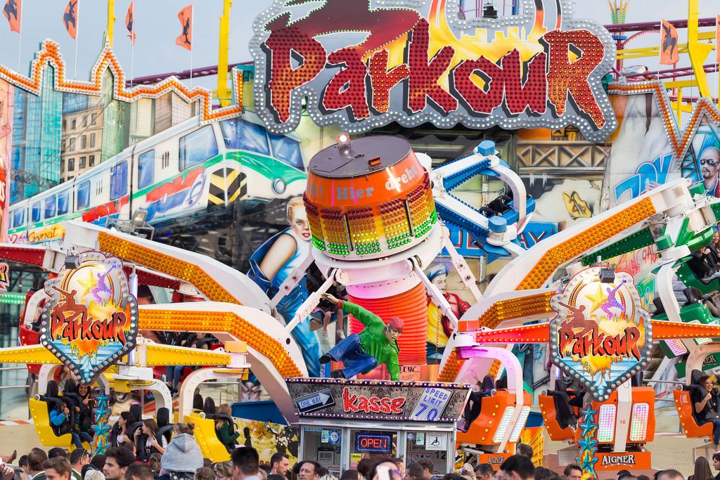 Man with a chicken hat Oktoberfest 2017 Creative Commons Bilder