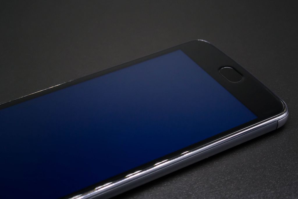 Phone screen emitting harmful blue light Bilder und Fotos (Creative