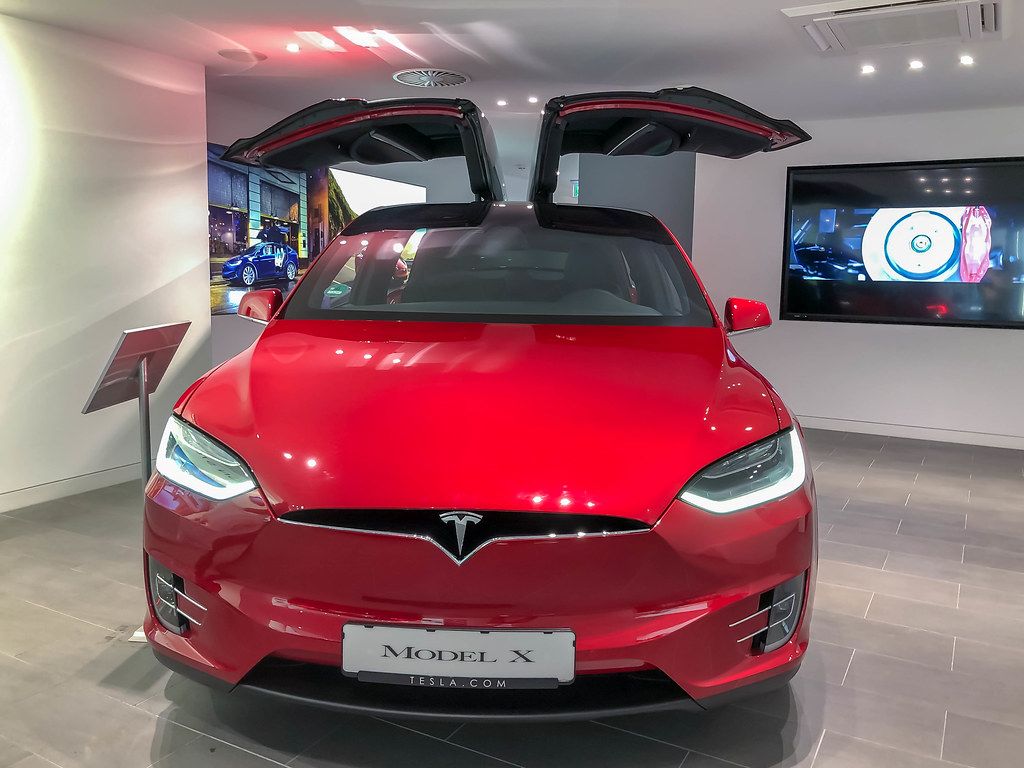 Red Tesla Model X with wing doors Creative Commons Bilder