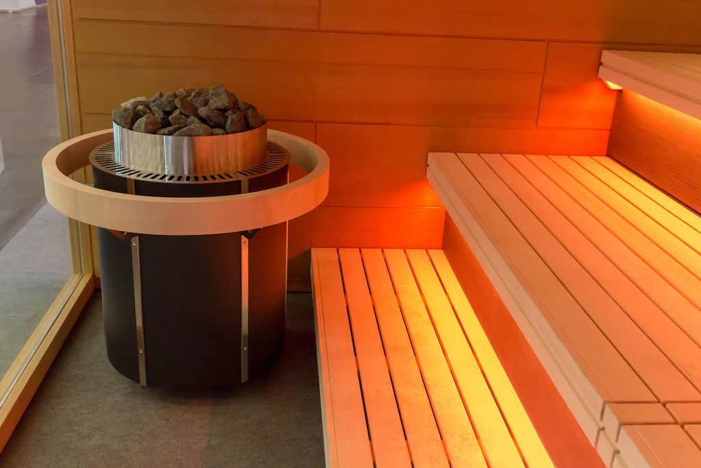 Sauna mit orangefarbenem Licht Creative Commons Bilder